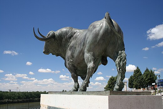 Эльфийский бык. Статуя быка в Испании. Памятник испанскому быку. Статуя быка в Усть-Лабинске. Скульптура «бык ».