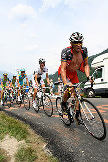 Armstrong al Tour de France 2010 mentre precede Andy Schleck e Alberto Contador, quest'ultimo suo principale rivale nella seconda parte di carriera.