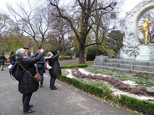 Touristes photographiant la statue de Johann-Strauss II au Stadtpark de Vienne, Autriche