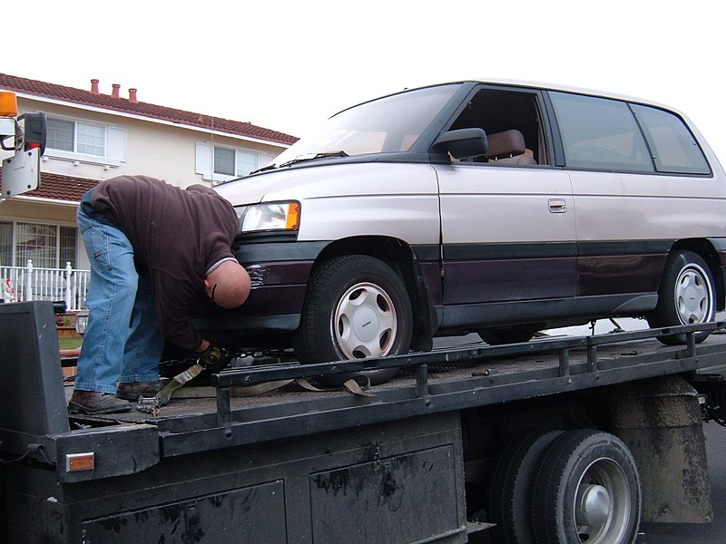 File:Towing a minivan 05.JPG