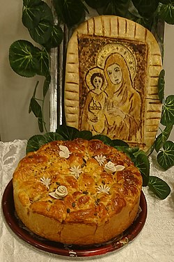 Традиционна празнична българска погача и икона на Богородица, с Младенеца, изработена от хляб.