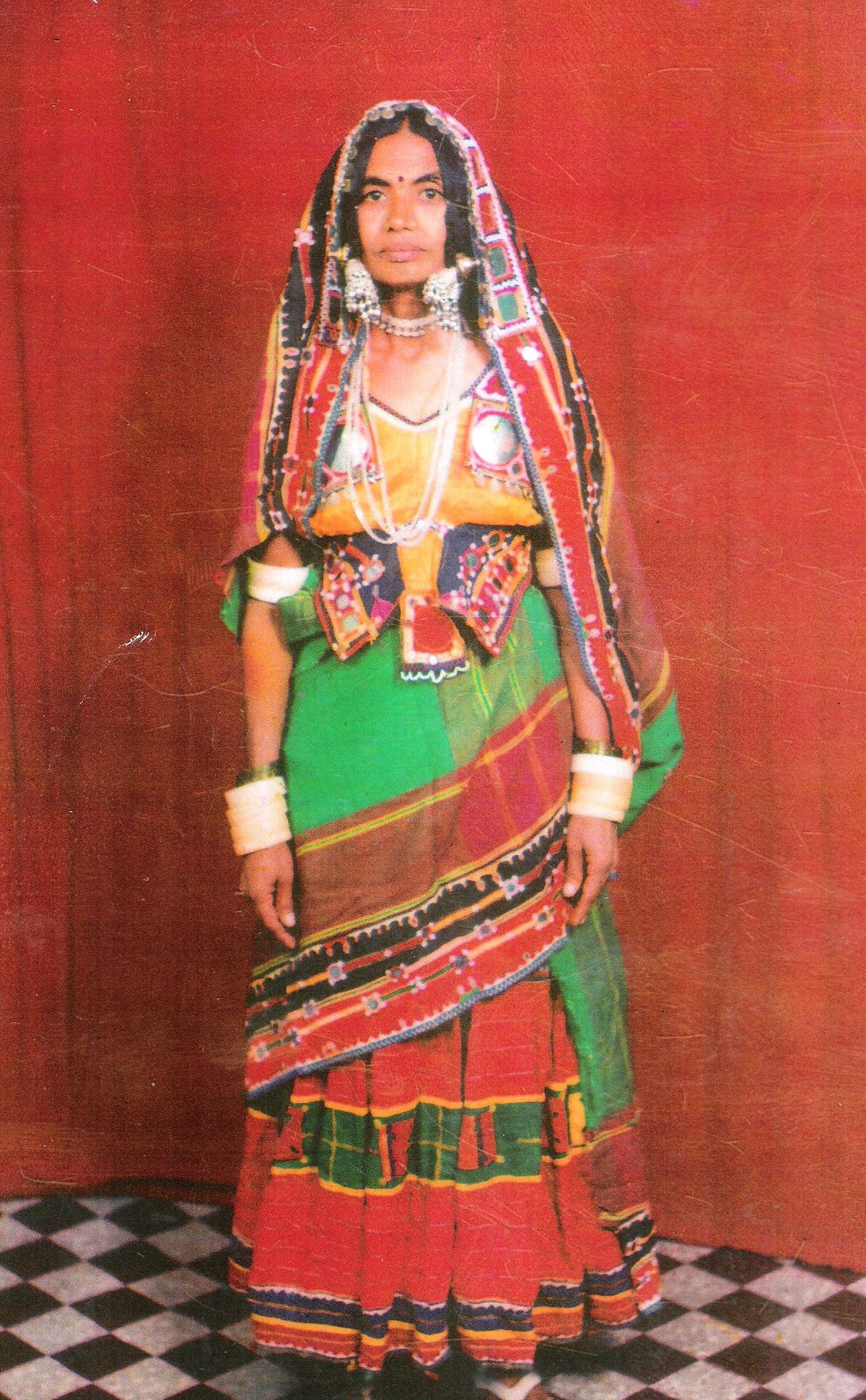 Couple In Traditional Costume Of Madhya Pradesh India Stok Vektör Sanatı &  Adamlar'nin Daha Fazla Görseli - iStock