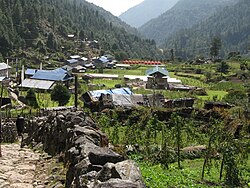 Sentier à la périphérie de Phakding vers Lukla