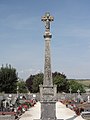 Croix de cimetière avec statue de la vierge au verso.