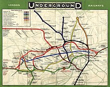 Una mappa intitolata "London Underground Railways" che mostra ciascuna delle linee ferroviarie della metropolitana in un colore diverso con le stazioni contrassegnate come blob.  I dettagli sbiaditi sullo sfondo mostrano il Tamigi, le strade e le linee non sotterranee.