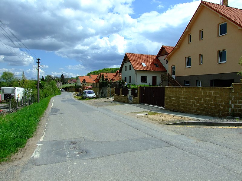 File:Tuchoměřice, ulice s novou zástavbou.jpg