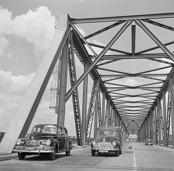 File:Twee auto's op de Waalbrug bij Zaltbommel, Bestanddeelnr 252-0128.jpg