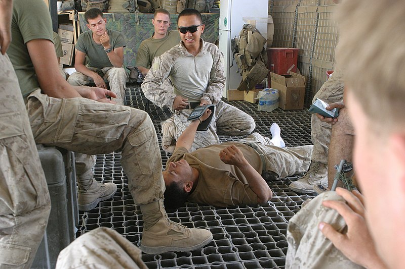 File:US Navy 080904-M-9389C-029 Hospital Corpsman 3rd Class Edwin L. Daniel demonstrates how to properly place a SAM splint on a patient.jpg