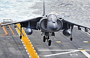 AV-8B Harrier akan mendarat di flight deck pada kapal USS Peleliu (LHA 5).