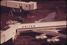 United Airlines choisit le DC-8 au lieu du Boeing 707. Ce Douglas DC-8-50 est photographié à Boston, en 1973.