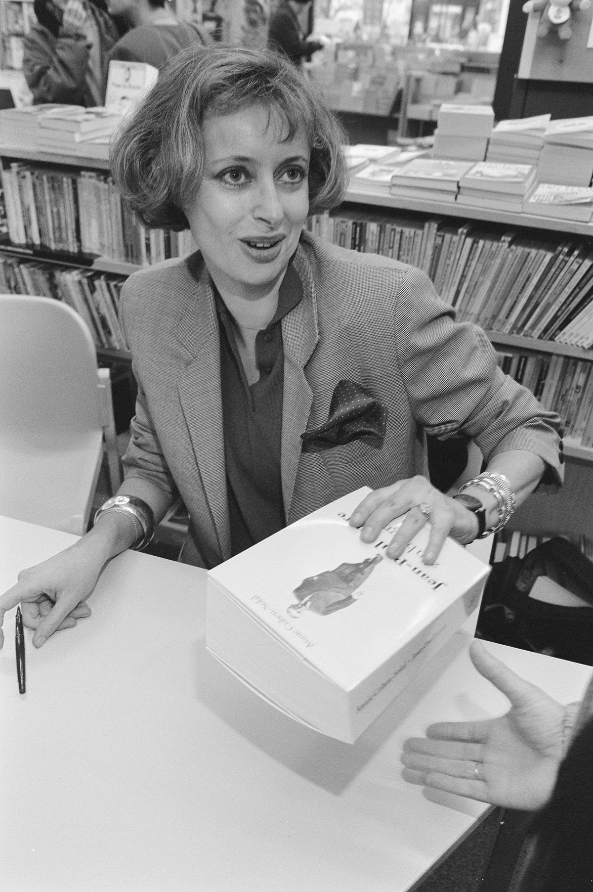 Saving Attentive Obedience File:Utrecht, Franse schrijfster Annie Cohen Solal signeert haar biografie  over Jean , Bestanddeelnr 934-1979.jpg - Wikimedia Commons
