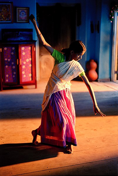 File:Vanaja dances Igiri Nandini to invoke Goddess Durga.jpg