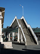 Accès à la passerelle au-dessus des voies de la gare