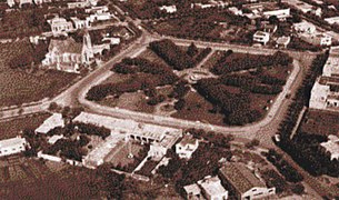 Vista aérea antigua del Templo Parroquial y la plaza Bartolomé Mitre