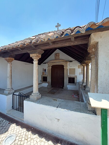 File:Vista para interior do alpendre da Capela de São Lourenço, na Roliça.jpg