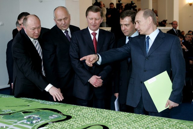 Chemezov with Deputy Prime Minister Sergei Ivanov, President Dmitry Medvedev and Prime Minister Vladimir Putin on 20 February 2008