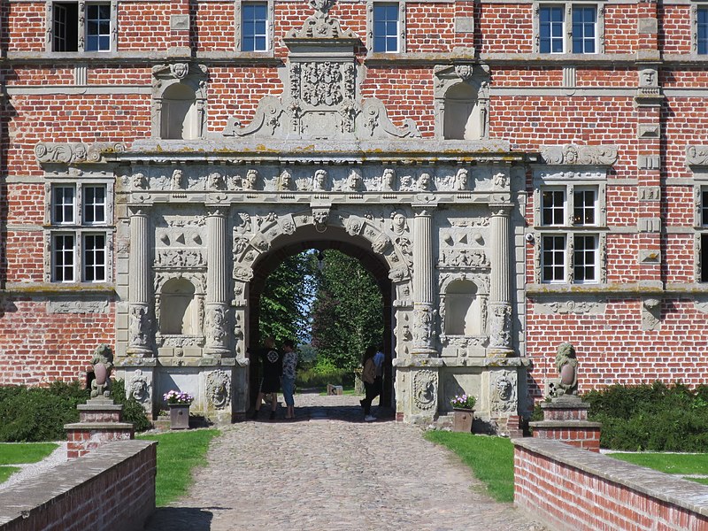 File:Voergaard Castle, entrance.JPG