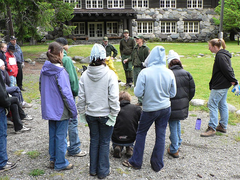 File:Volunteer school group at Admin Building. slide (42fa8ae0d3a04cc2ba8a1cc77bec9a06).JPG