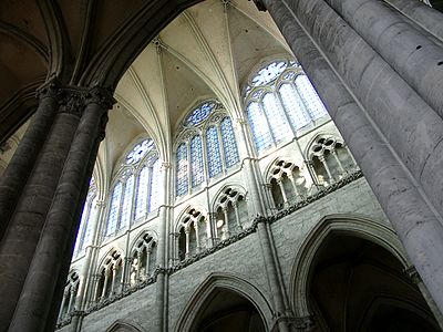 Le triforium aveugle, les fenêtres hautes et les voûtes quadripartites de la nef. À l'avant-plan, les hautes colonnes des grandes arcades sont renforcées par quatre colonnettes engagées.