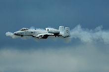 A-10 beim Abfeuern der siebenläufigen GAU-8/A-Avenger-Gatling-Kanone