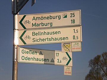 Wegweiser "Lange Hessen" nach Amöneburg und Lahntal-Radweg nach Gießen (17 km) und Odenhausen English: Cycling route