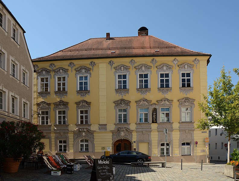 File:Wohnhaus Kirchenplatz 4 (Passau).jpg