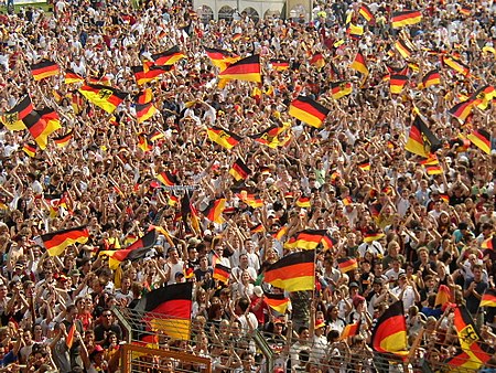 Tập_tin:World_Cup_2006_German_fans_at_Bochum.jpg