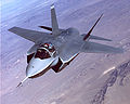 מטוס F-35 לייטנינג II של חיל האוויר האמריקאי כמו מרבית מטוסי הקרב מהדור החמישי כולל מבנה מנשק זוויתי באף המטוס המשתלב במבנה הכונס.