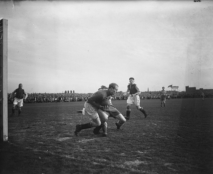 File:Xerxes tegen Ajax 2-1. Keeper Leentvaart (Ajax) redt, Bestanddeelnr 902-5641.jpg