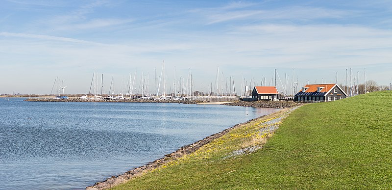 File:Zicht op de haven van Hindeloopen. 30-03-2021. (actm) 02.jpg