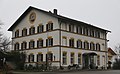 Windshausen 86 1/2; Zollhaus, zweieinhalbgeschossiger Massivbau mit Flachsatteldach, Putzgliederung und Segmentbogenfenstern, um 1850 als Bahnhof errichtet. This is a picture of the Bavarian Baudenkmal (cultural heritage monument) with the ID D-1-87-156-65 (Wikidata)