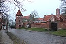 Zugang zum Burgkomplex der Marineschule Mürwik mit Begrenzungsmauer, Bild 01.JPG