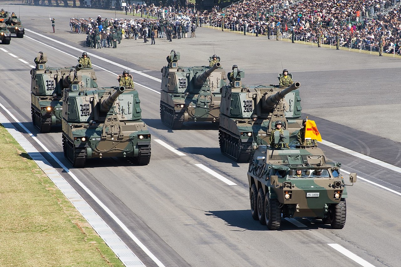 File:８２式指揮通信車・99式自走155mmりゅう弾砲・平成２５年度自衛隊