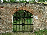 Čeština: Brána židovského hřbitova v Drážkově / Radobylu, okres Příbram, Středočeský kraj. English: Gate of the Jewish cemetery in Drážkov, Příbram District, Central Bohemian Region, Czech Republic.