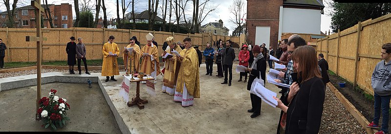 File:Асвячэнне кутняга каменя беларускай царквы св. Кірылы Тураўскага і Ўсіх Святых беларускага народу. Лондан, 7 лютага 2016 г.JPG