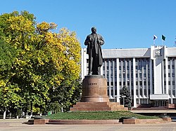 Памятник Ленину на фоне «белого дома»