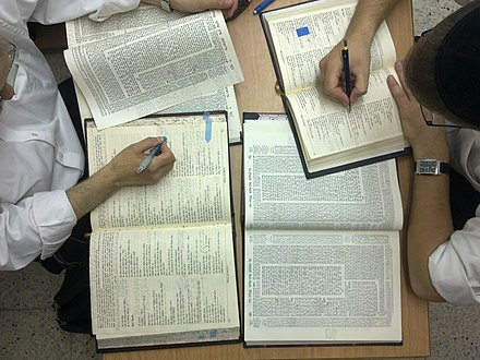 Gemara students using the Mishnah Sdura to note their summary of each sugya alongside its Mishnah