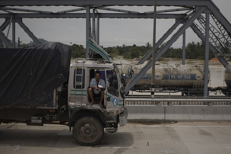 File:ภาพสถานการณ์น้ำท่วมภายในจังหวัดสุราษฎร์ธานี วันอา - Flickr - Abhisit Vejjajiva (13).jpg