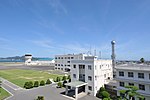 小松島航空基地開隊（昭和40年）から平成24年まで使用された旧庁舎(手前)と新庁舎(奥)
