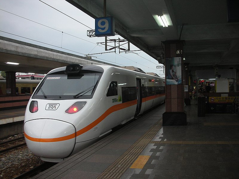 File:花蓮車站 太魯閣號 Taroko Train at Hualien Station - panoramio.jpg