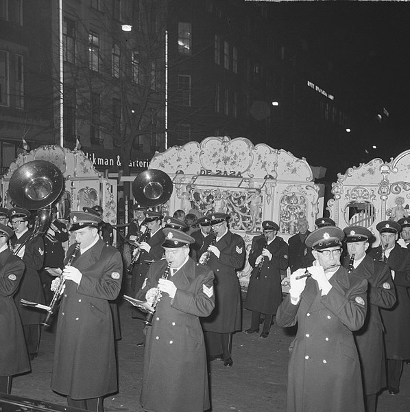 File:1000000ste tourist in de hoofdstad, echtpaar Maw uit Engeland, politiekapel me, Bestanddeelnr 917-1958.jpg