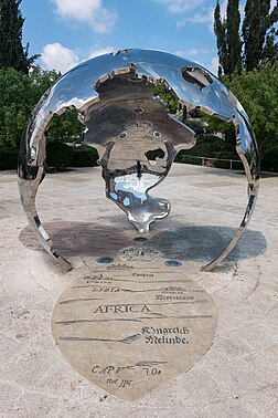 “Jerusalém como o centro do mundo”, escultura no parque Teddy Kollek, Jerusalém. É um parque público situado em frente à Cidade Velha de Jerusalém e à Cidadela de David, e integrado ao complexo Hutzot HaYotzer Artists nos Mitchell Parks & Gardens. O parque foi desenvolvido pela Fundação Jerusalém em memória do prefeito de Jerusalém, Teddy Kollek, e aberto ao público em 2013. (definição 3 109 × 3 109)