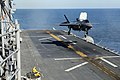 F-35B en atterrissage vertical sur le pont du navire d'assaut amphibie USS America.