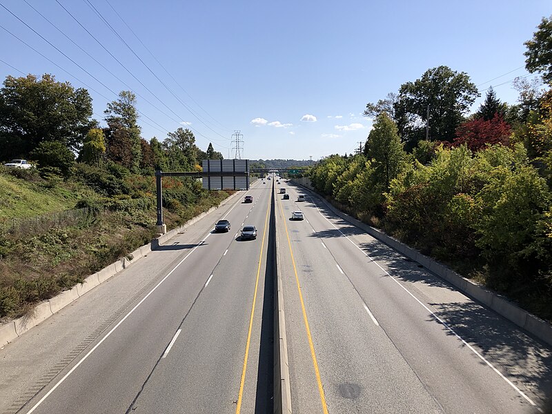 File:2022-10-11 13 44 37 View south along Pennsylvania State Route 309 (Fort Washington Expressway) from the overpass for Valley Green Road in Springfield Township, Montgomery County, Pennsylvania.jpg