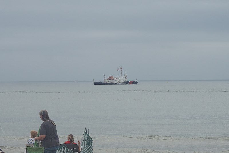 File:2022 Milwaukee Air & Water Show 002 (United States Coast Guard ship).jpg