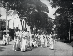 نساء بنغلاديشيات يشكلن مسيرة في الذكرى الأولى لحركة اللغة البنغالية في جامعة دكا عام 1953.