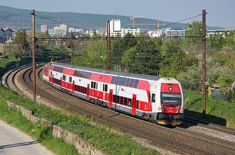 File:951 006 SK-ZSSK Bratislava-Vinohrady - Bratislava hlavna stanica.jpg