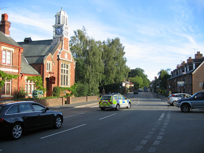 File:A21 High Street Hurst Green.JPG