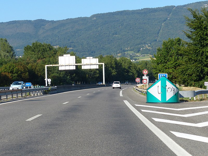 File:A41 vers A43 balise J14a.jpg