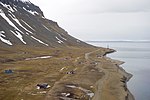 Udden Vestpynten med fritidshus. Längst ut på udden ligger Telenor Svalbards basstation för mobiltelefoni